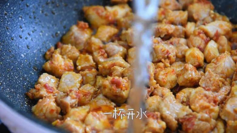上海辣肉冷面—属于冷面的季节来了,整一碗最亲切的老上海味道,倒入一杯开水、辣椒粉,继续炒匀。