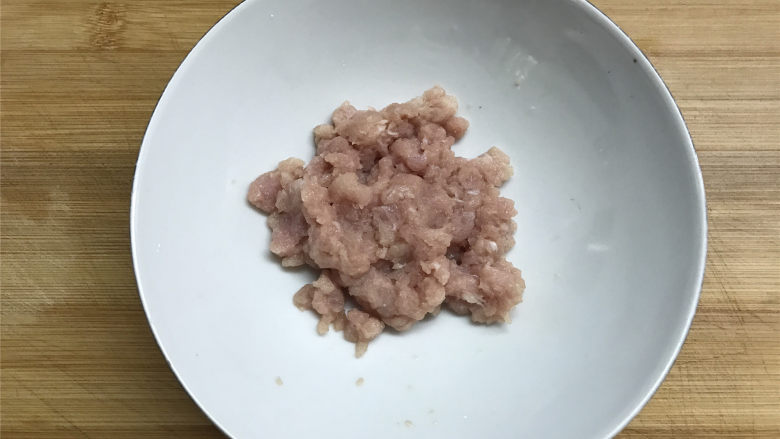 肉末茄子,：1、准备好材料，猪肉100克，茄子3个，青椒1个。
2、猪肉洗净后剁成肉末，用适量料酒少许盐和生粉腌制一下。