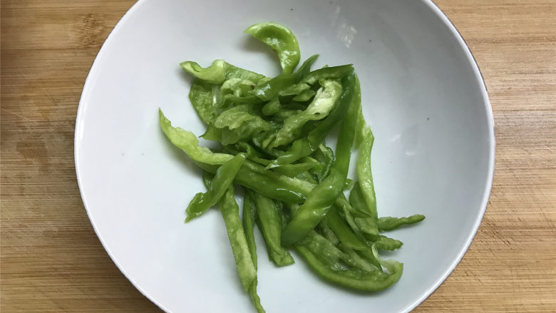 肉末茄子,青椒去掉籽后洗净,切成丝备用。