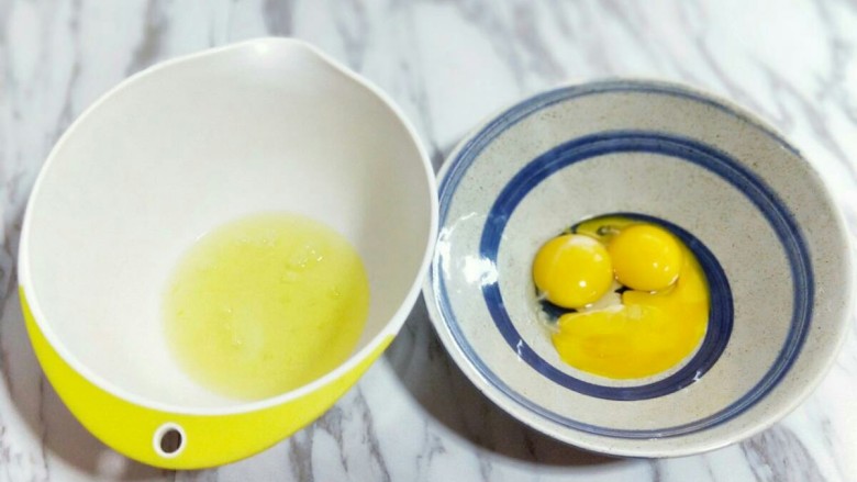 甜品+6寸戚风蛋糕,蛋黄和蛋清,分别再无油无水的容器里。
