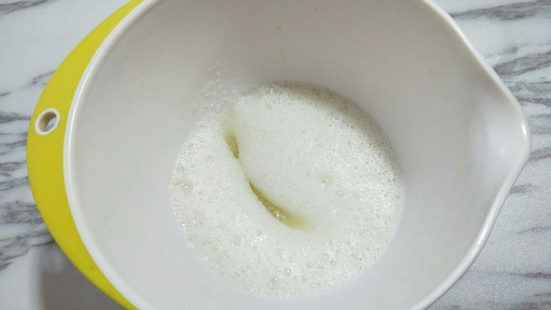 甜品+6寸戚风蛋糕,电动打蛋器将蛋白高速打发至呈现鱼眼泡时,加入三分之糖,继续高速打发。