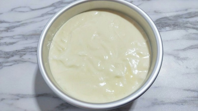 甜品+6寸戚风蛋糕,拌好的蛋糕糊,细腻光滑,饱满,倒入蛋糕模具中。将蛋糕模具,从上往下摔模具,震出气泡。(可以多摔几次)