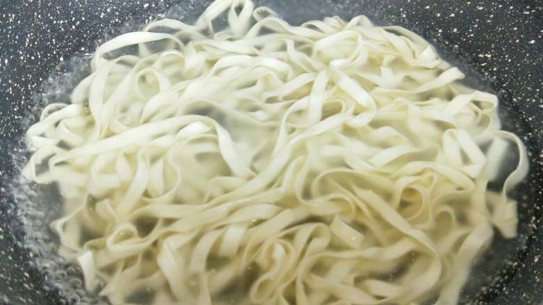 夏季食谱~牛肉酱凉拌面,下入面条,煮熟即可。