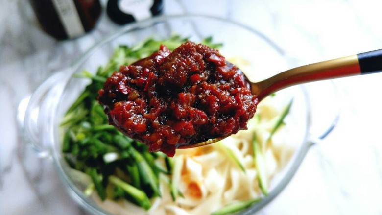 夏季食谱~牛肉酱凉拌面,准备<a style='color:red;display:inline-block;' href='/shicai/ 4155'>牛肉酱</a>,盛1勺放入面的器具中。