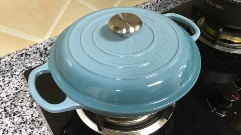 咖喱蔬菜鸡肉饭—珐琅锅版,大火烧开后搅拌一下盖盖,转最小火10分,然后焖10分钟即可