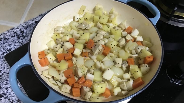 咖喱蔬菜鸡肉饭—珐琅锅版,翻炒