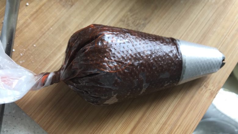 香酥曲奇饼干,这时候就可以装入裱花袋开始裱花了,大家最好买八齿的裱花嘴小号或者中号都行,我的是六齿不够好看。