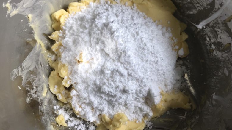 香酥曲奇饼干,这时就可以加入黄油开始打发了。