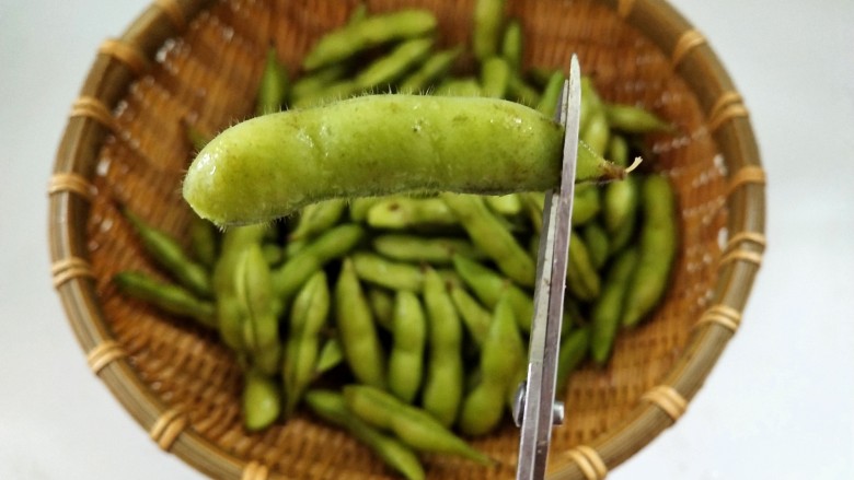 水煮毛豆,减去两头,方便入味