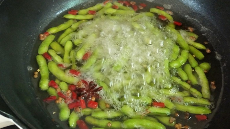 水煮毛豆,开火,煮个5-6分钟,全程开盖,才能让毛豆的颜色不变