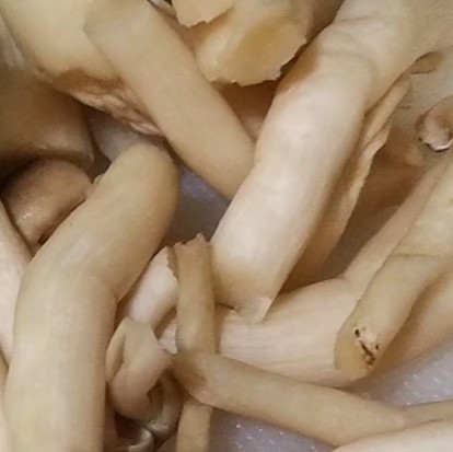 快手菜,芦笋彩椒炒牛肚,蟹味菇洗净切段
