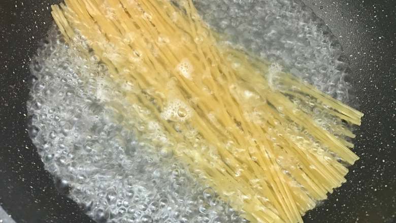快手意面,大约煮12分钟,期间不时用筷子搅拌。