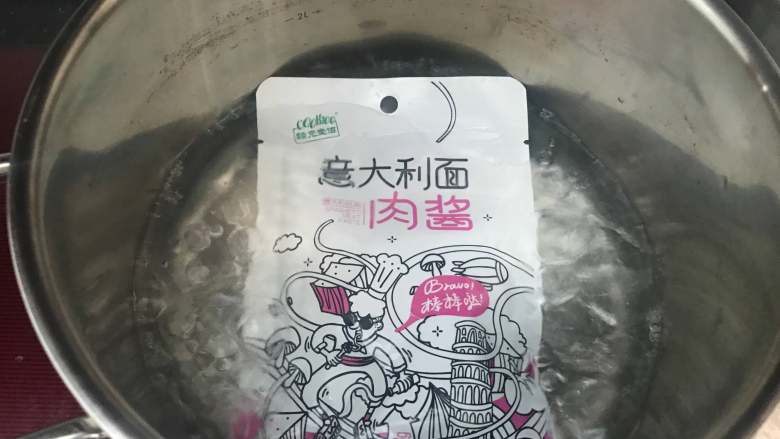 快手意面,将肉酱包放入滚水中,煮3分钟。