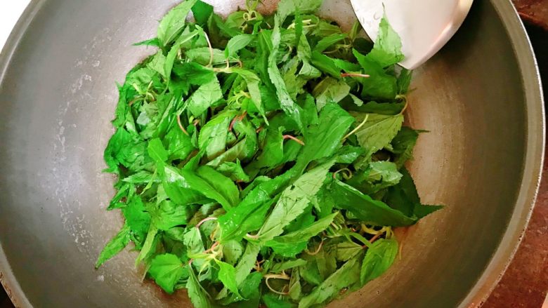 潮汕+炒麻叶,水开后加入适量麻叶,不要一次性加,依次分成四次来煮。
