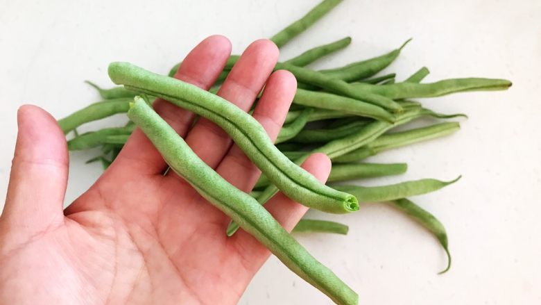 时令菜 架豆王烧五花肉,把架豆王从中间断开