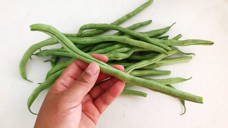 时令菜 架豆王烧五花肉,把架豆王掐头去尾