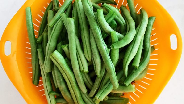 时令菜 架豆王烧五花肉,把架豆王清洗干净,沥干水份