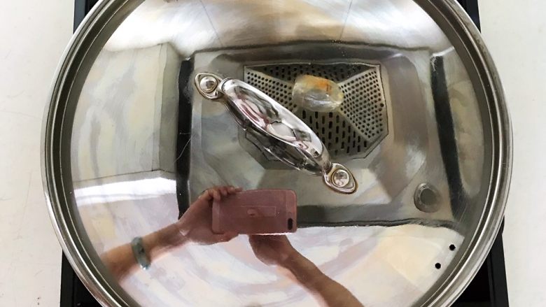 时令菜 架豆王烧五花肉,盖上锅盖大火烧开后小火烧5分钟