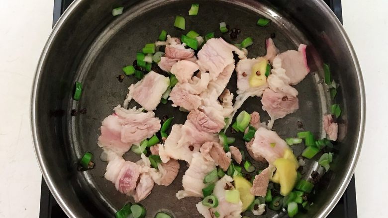 时令菜 架豆王烧五花肉,翻炒至五花肉变色