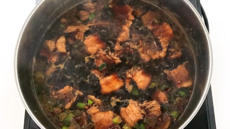 时令菜 架豆王烧五花肉,五花肉5分熟了