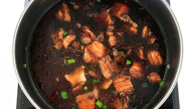 时令菜 架豆王烧五花肉,加入700ml开水