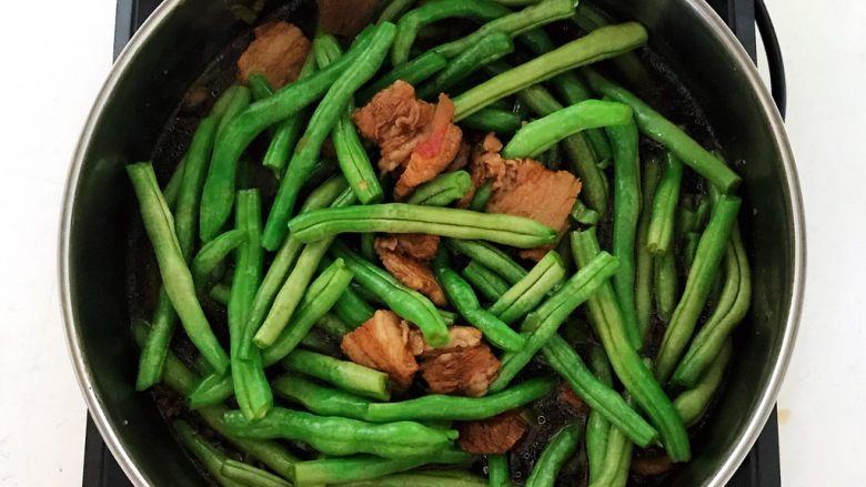 时令菜 架豆王烧五花肉,翻炒均匀