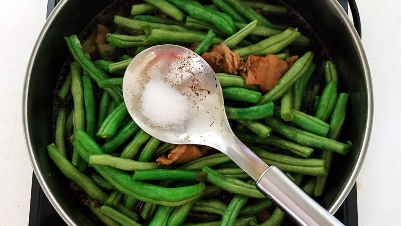 时令菜 架豆王烧五花肉,加入2克精盐
