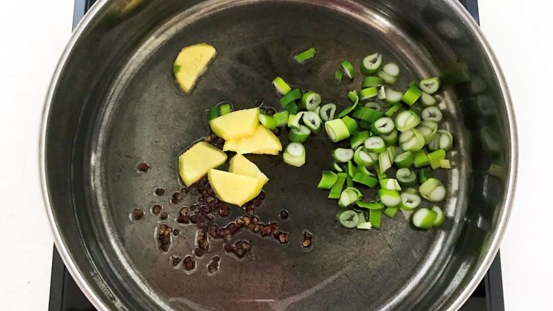 时令菜 架豆王烧五花肉,加入葱花和姜片,炒出香味
