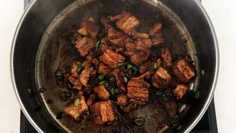 时令菜 架豆王烧五花肉,翻炒均匀