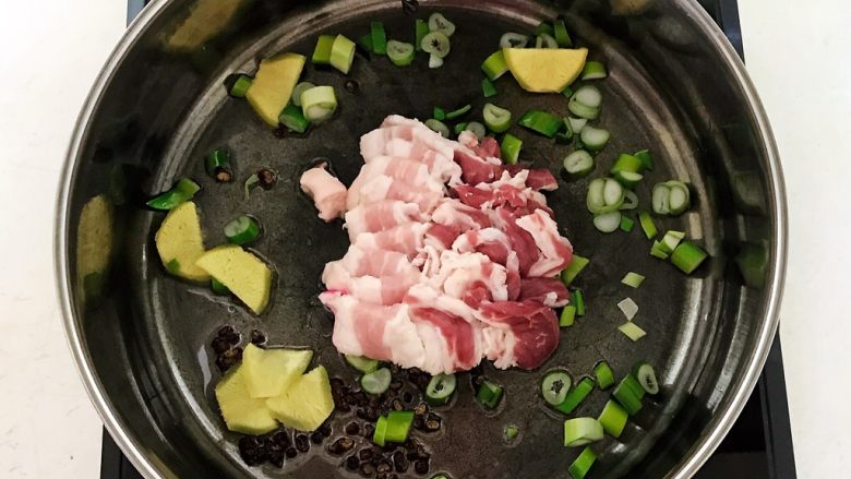 时令菜 架豆王烧五花肉,加入五花肉