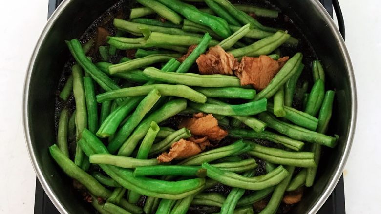 时令菜 架豆王烧五花肉,翻炒均匀