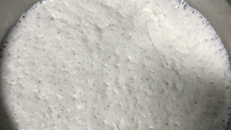 萌萌小笼包,面团加碱多次反复揉匀(图没顾得上拍)。这个肉馅是丹姐炒好的,据说是肥瘦肉加宜宾芽菜炒干,早上我们又加入了豆腐,小葱。不加豆腐只加葱更好吃。