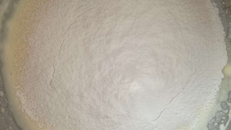 拔丝肉松小蛋糕,面粉过筛
分两次加入鸡蛋中
用翻拌的手法