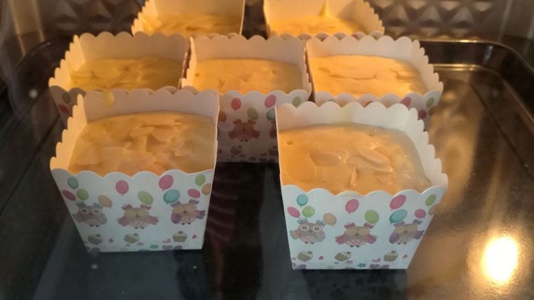 拔丝肉松小蛋糕,面糊装入裱花袋 在裱花袋上剪个小口
装入模具
这个量应该可以做8-9个纸杯
烤箱上下火190度中层15分钟左右