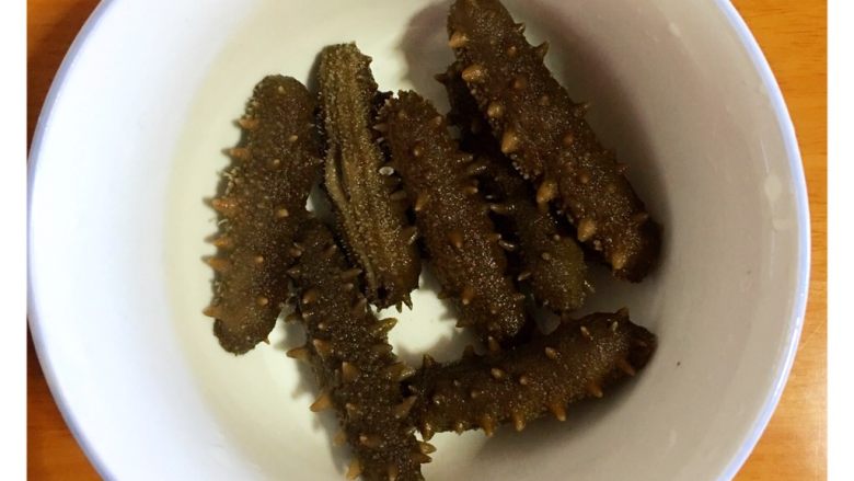 野生淡干海参泡发全过程,反复清洗所有的海参,倒掉污水