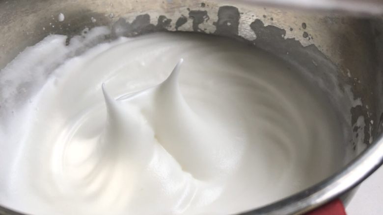 玉米面椰蓉蒸糕,
电动打蛋器中高速打蛋清,蛋清呈现鱼眼泡时分三次加入糖,继续搅打直至蛋清9分发,泡沫非常细腻,提起打蛋器,蛋清呈弯弯小勾