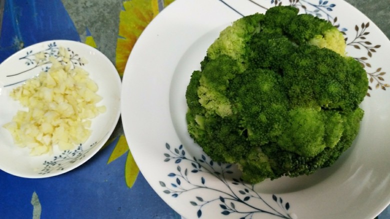 蒜蓉西兰花,然后把碗倒过来造型就好了,蒜切沫备用