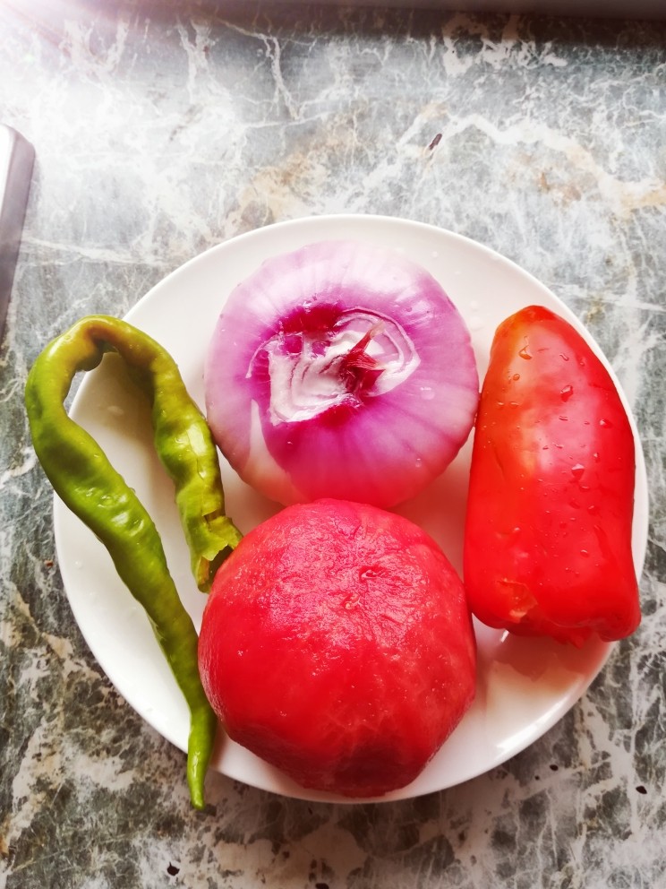 家庭版、炒牛肉丝,<a style='color:red;display:inline-block;' href='/shicai/ 29'>洋葱</a> <a style='color:red;display:inline-block;' href='/shicai/ 90851'>甜辣椒</a> <a style='color:red;display:inline-block;' href='/shicai/ 59'>番茄</a> <a style='color:red;display:inline-block;' href='/shicai/ 10089'>青辣椒</a> 洗好待用