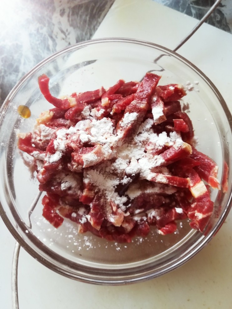 家庭版、炒牛肉丝,牛肉切丝加点 白酒 小粉 盐 耗油 一起搅拌待用