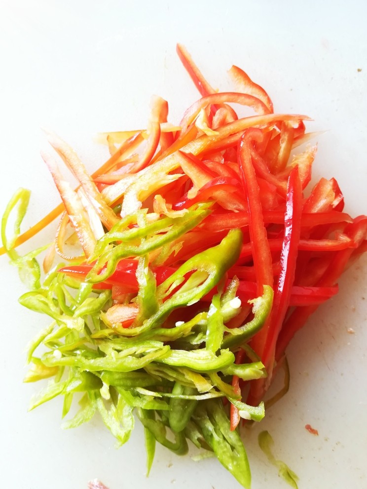 家庭版、炒牛肉丝,甜辣椒 青辣椒切丝