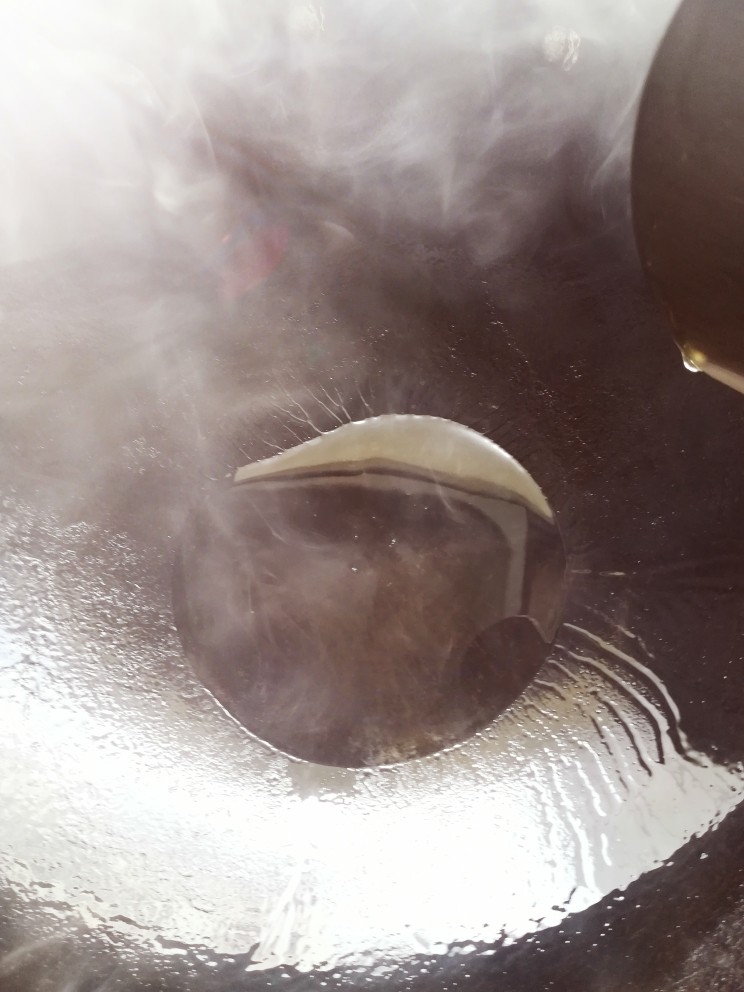 家庭版、炒牛肉丝,锅里放油烧热