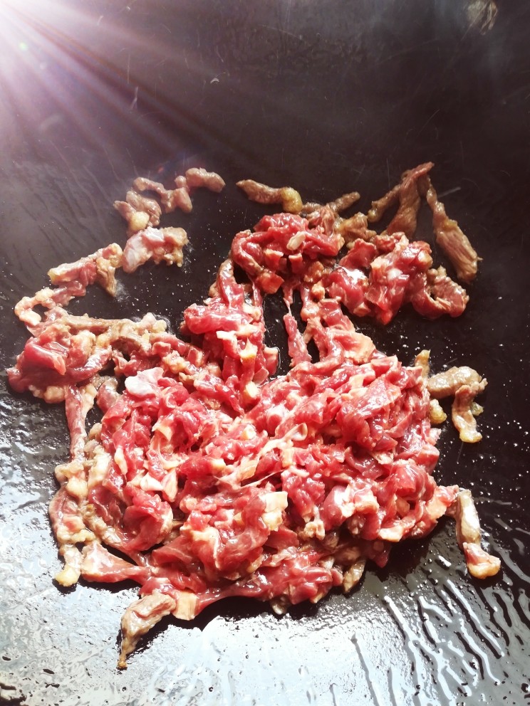 家庭版、炒牛肉丝,放入牛肉炒