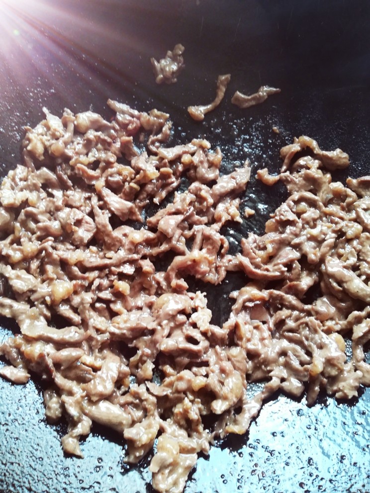 家庭版、炒牛肉丝,直到炒熟