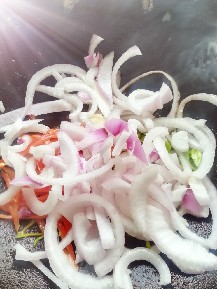 家庭版、炒牛肉丝,锅里留油 放入辣椒 洋葱一起炒