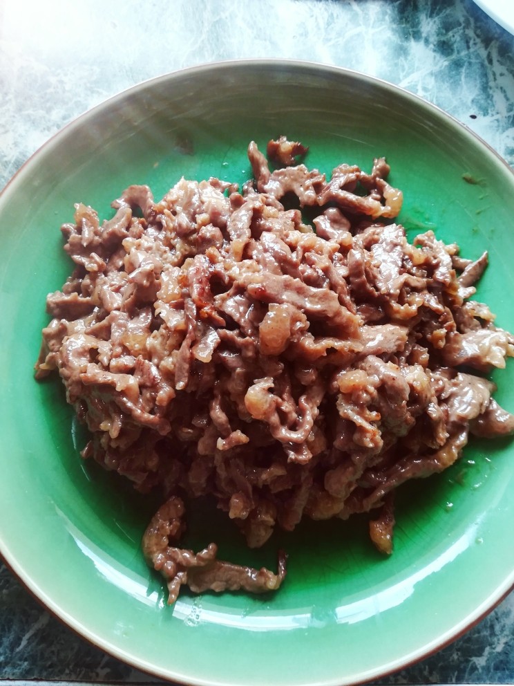 家庭版、炒牛肉丝,炒好的牛肉装盘待用