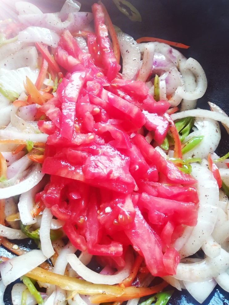 家庭版、炒牛肉丝,再放入番茄