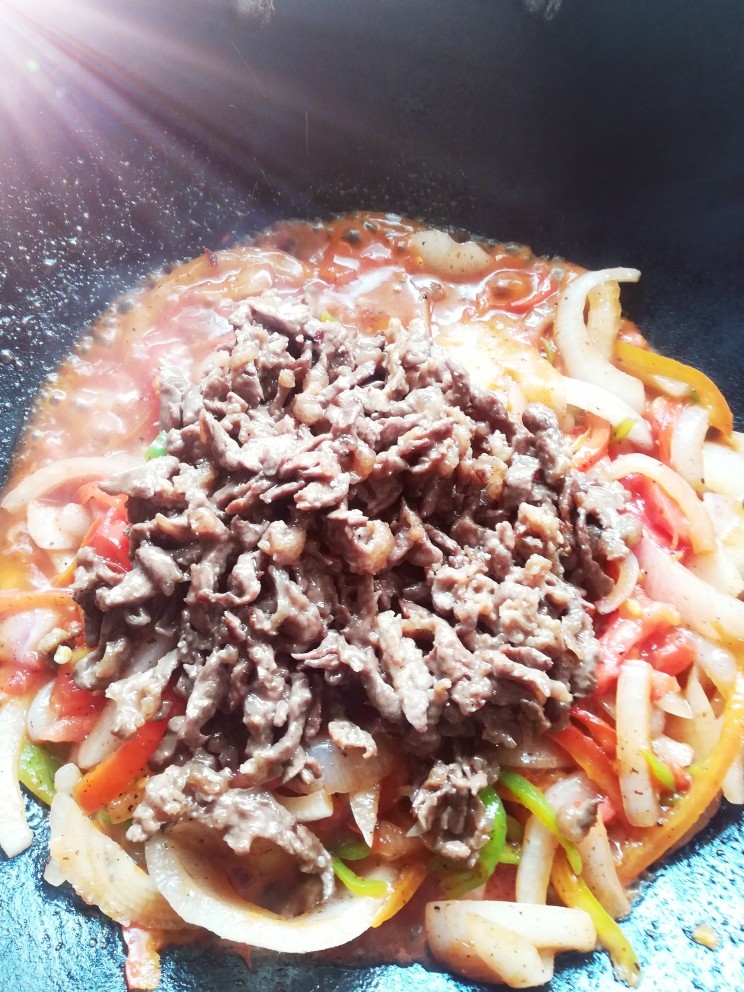 家庭版、炒牛肉丝,再放入牛肉翻炒几下即可