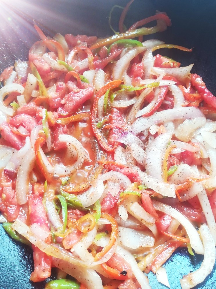 家庭版、炒牛肉丝,炒熟后加点 胡椒粉 白糖 盐翻炒几下