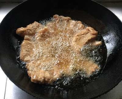腐乳猪排,猪排用温油滑油