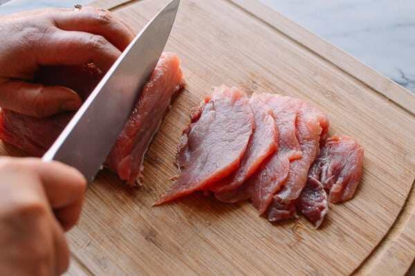 东北锅包肉,用1勺<a style='color:red;display:inline-block;' href='/shicai/ 788'>生抽</a>,半勺盐、1勺绍兴黄酒,和3大勺水调配好, 猪肉腰切成厚片。放入。盖上盖子,放到冰箱里。